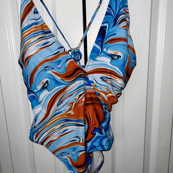 One piece bathing suit - Picture 2 of 3